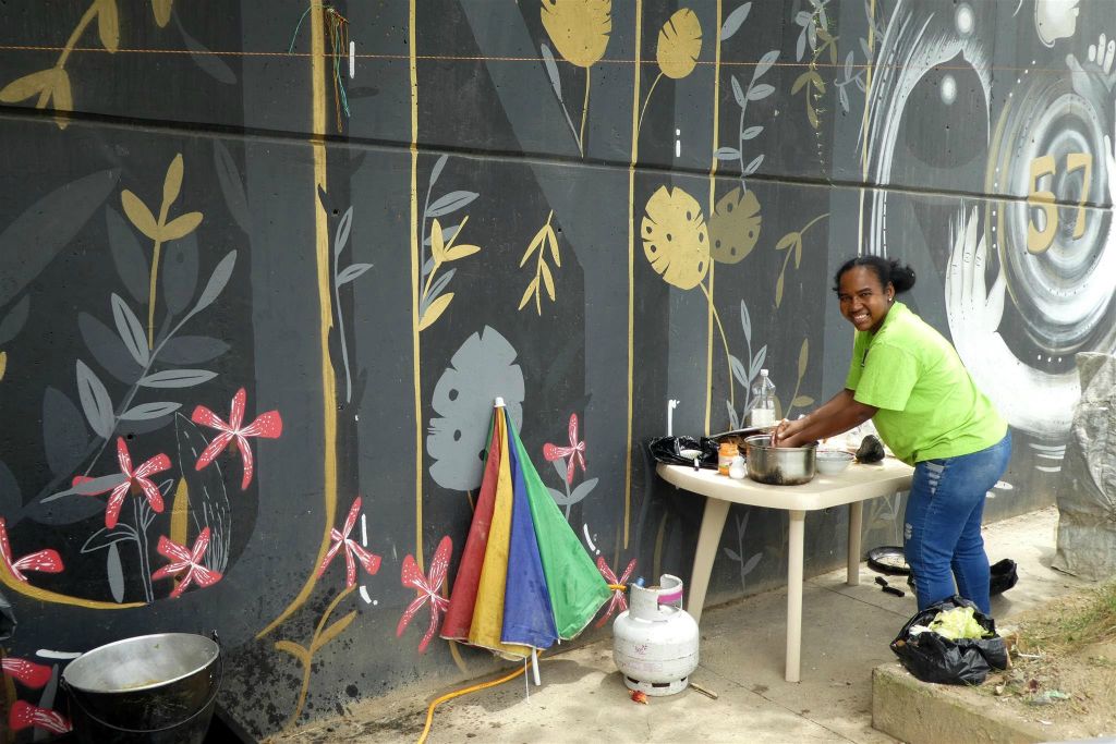 MEDELLIN - een straatrestaurant in de wijk Comuna 13