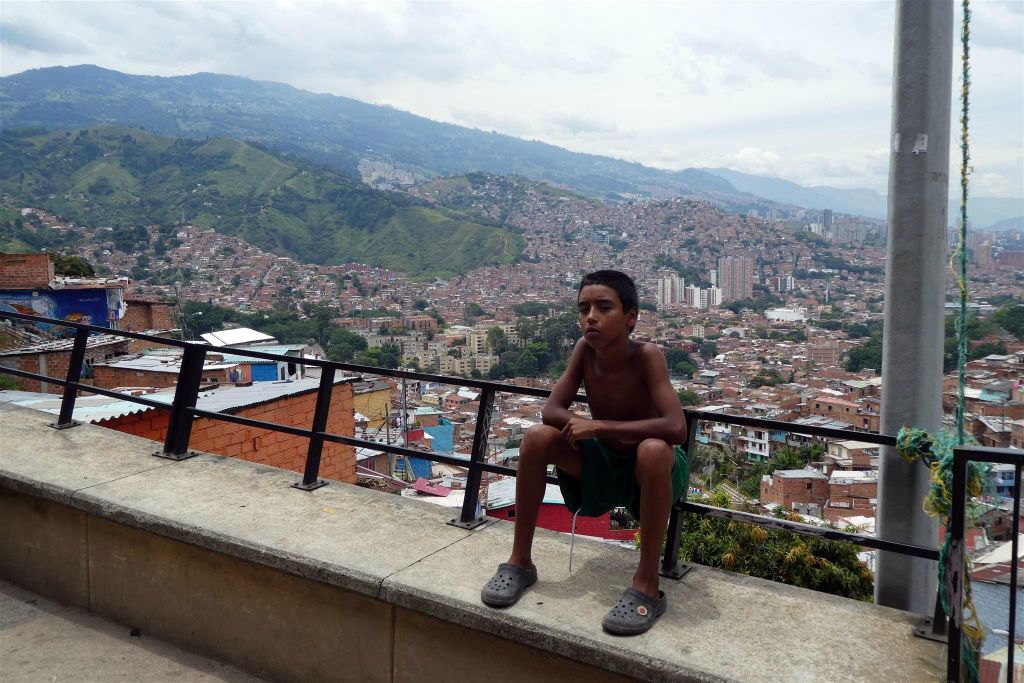 MEDELLIN - een jongen uit de wijk Comuna 13