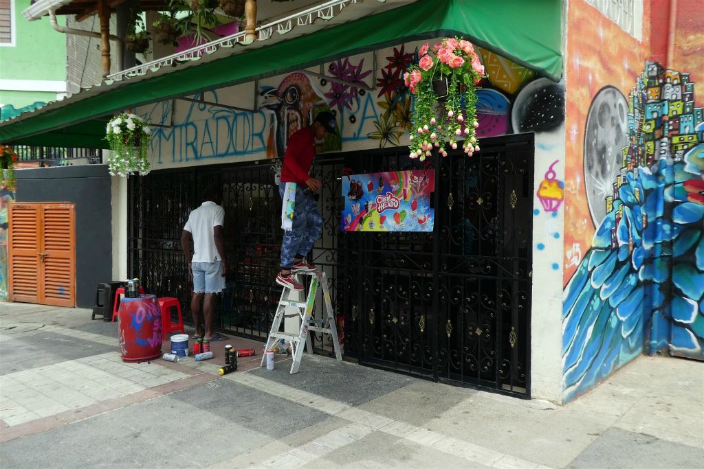 MEDELLIN - enkele graffitispuiters in de wijk Comuna 13