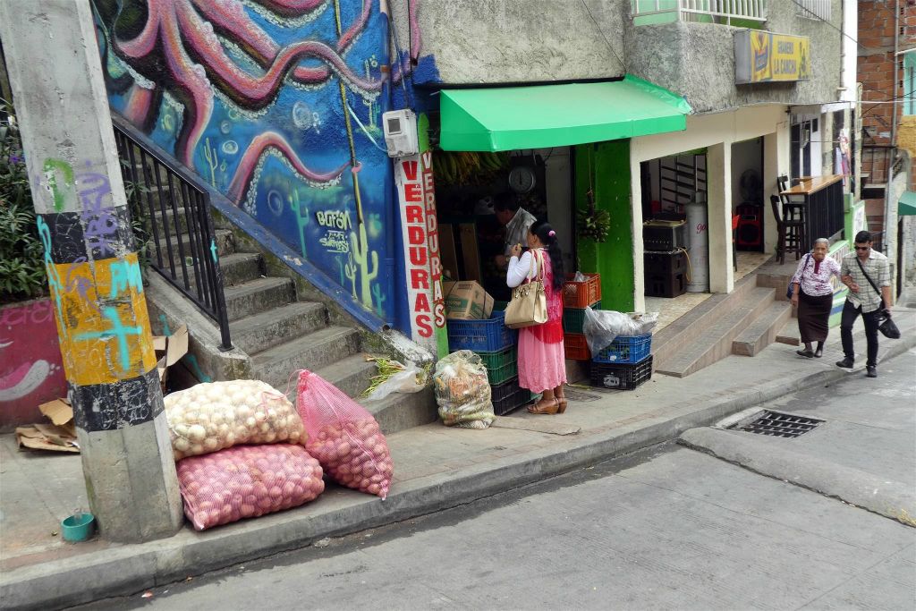 MEDELLIN - een groentewinkel in de wijk Comuna 13