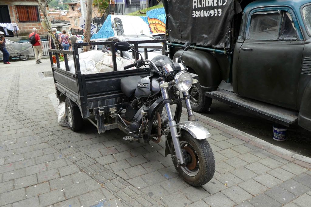MEDELLIN - een vracht driewieler in de wijk Comuna 13