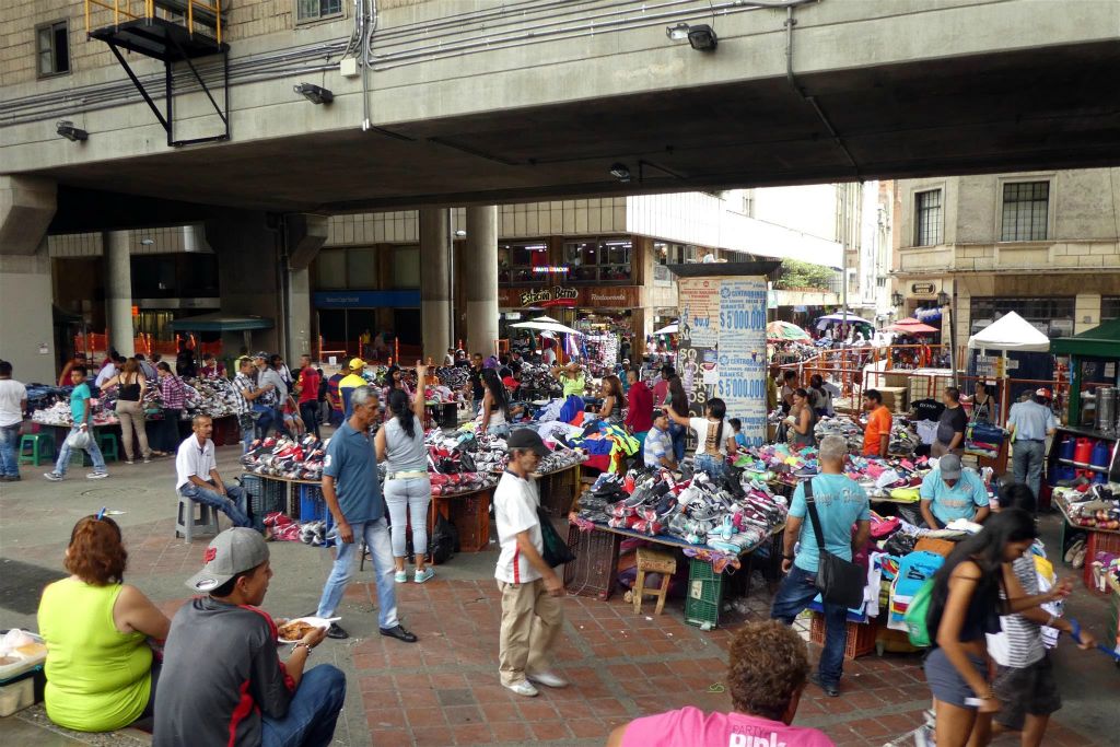 MEDELLIN - een schoenen en kleding markt