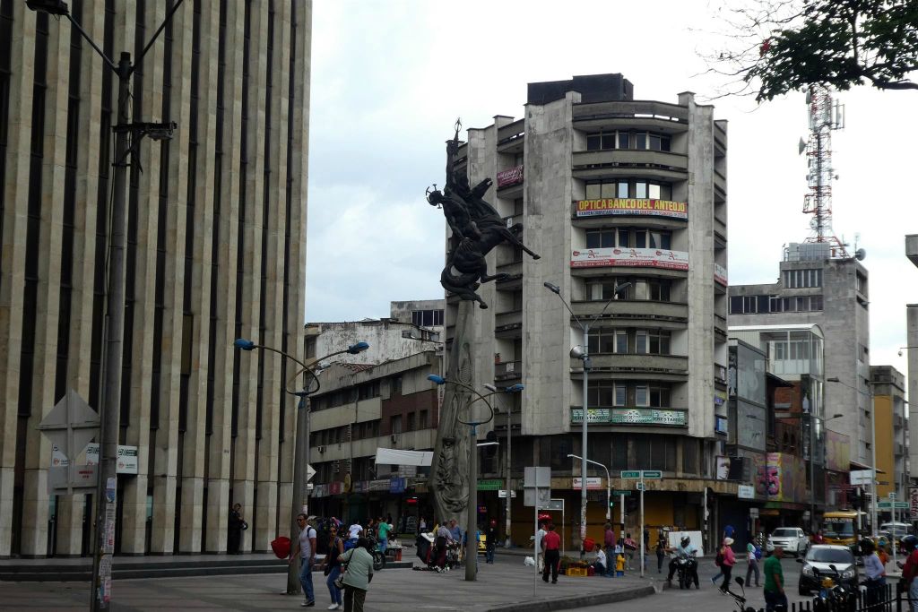 MEDELLIN - een grote sculptuur van 18 meter genaamd "El Desafio" bij het Berrio park