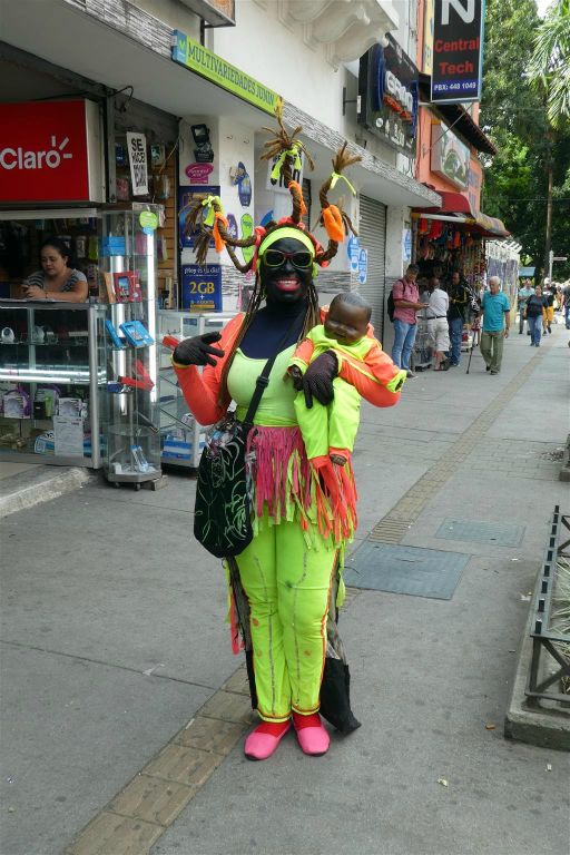 MEDELLIN - een vrouw verkleed als zwarte piet