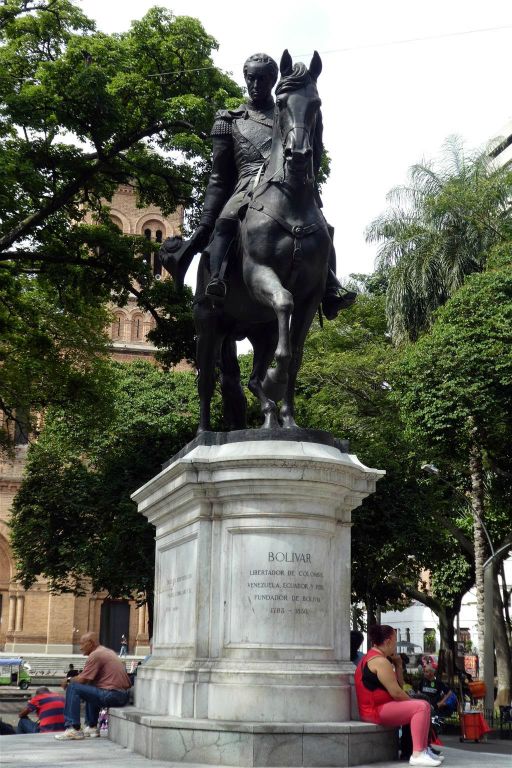 MEDELLIN - een standbeeld ter ere van Simon Bolivar in het Bolivar park