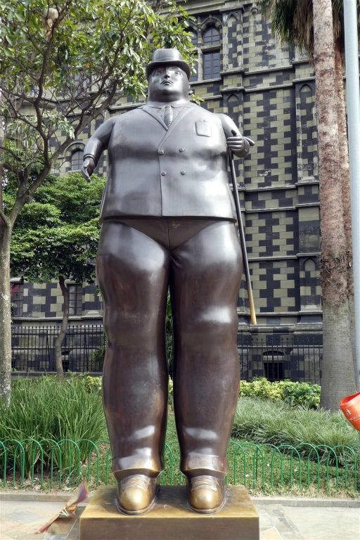 MEDELLIN - een standbeeld op het Botero plein gemaakt door kunstenaar, schilder en beeldhouwer Fernando Botero