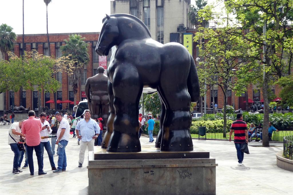 MEDELLIN - een standbeeld op het Botero plein gemaakt door kunstenaar, schilder en beeldhouwer Fernando Botero