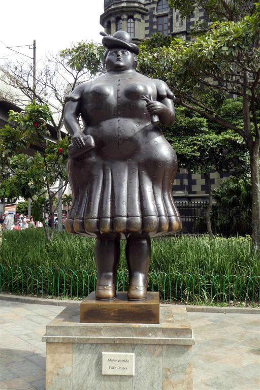 MEDELLIN - een standbeeld op het Botero plein gemaakt door kunstenaar, schilder en beeldhouwer Fernando Botero