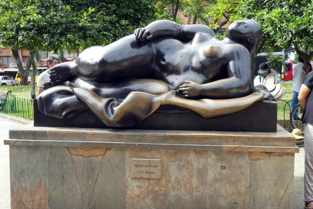 MEDELLIN - een standbeeld op het Botero plein gemaakt door kunstenaar, schilder en beeldhouwer Fernando Botero