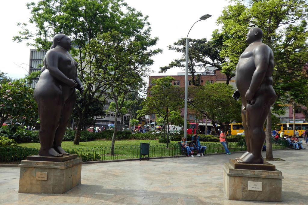 MEDELLIN - een standbeeld op het Botero plein gemaakt door kunstenaar, schilder en beeldhouwer Fernando Botero