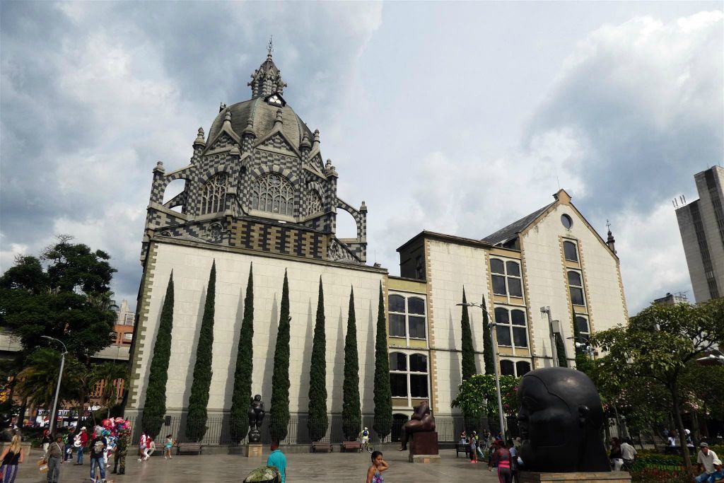 MEDELLIN - een gedeelte van het Botero plein