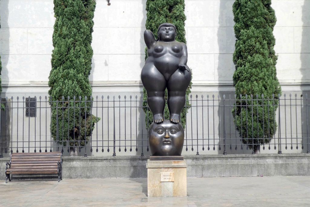 MEDELLIN - een standbeeld op het Botero plein gemaakt door kunstenaar, schilder en beeldhouwer Fernando Botero