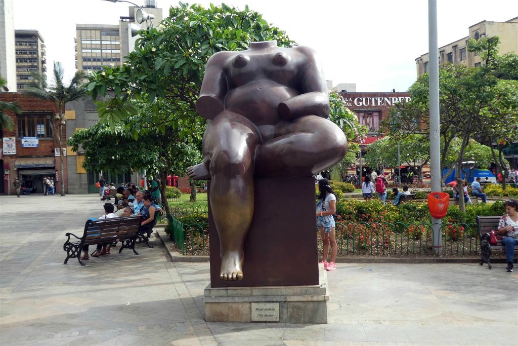 MEDELLIN - een standbeeld op het Botero plein gemaakt door kunstenaar, schilder en beeldhouwer Fernando Botero