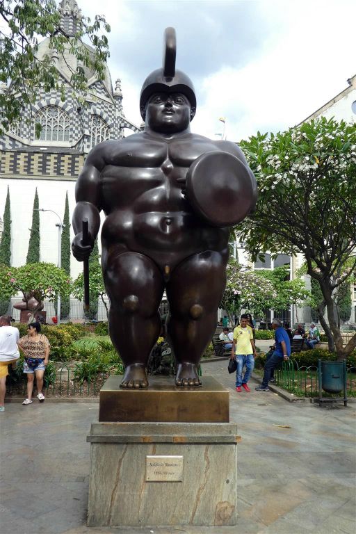 MEDELLIN - een standbeeld op het Botero plein gemaakt door kunstenaar, schilder en beeldhouwer Fernando Botero