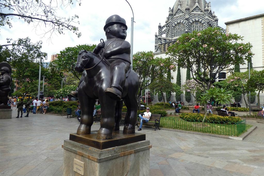 MEDELLIN - een standbeeld op het Botero plein gemaakt door kunstenaar, schilder en beeldhouwer Fernando Botero