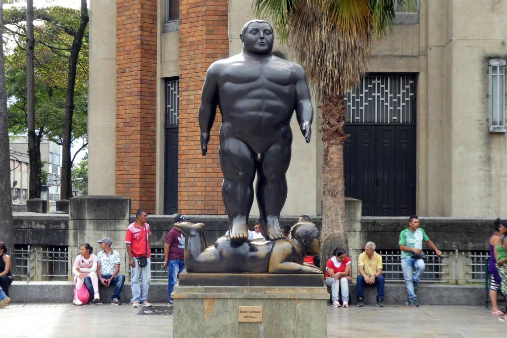 MEDELLIN - een standbeeld op het Botero plein gemaakt door kunstenaar, schilder en beeldhouwer Fernando Botero