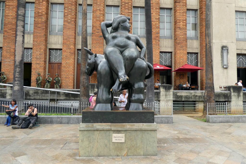 MEDELLIN - een standbeeld op het Botero plein gemaakt door kunstenaar, schilder en beeldhouwer Fernando Botero