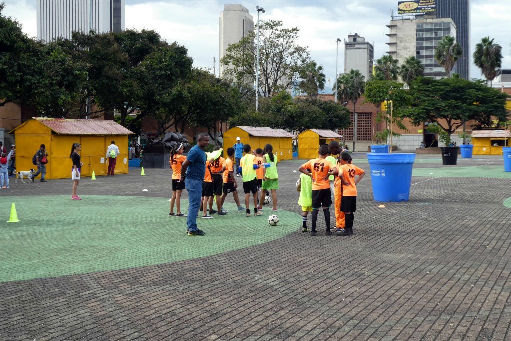 MEDELLIN - enkele straatkinderen aan het voetballen op het San Antonio plein