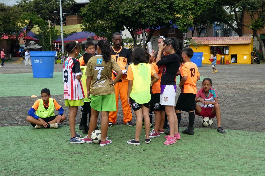 MEDELLIN - enkele straatkinderen die aan het voetballen waren op het San Antonio plein