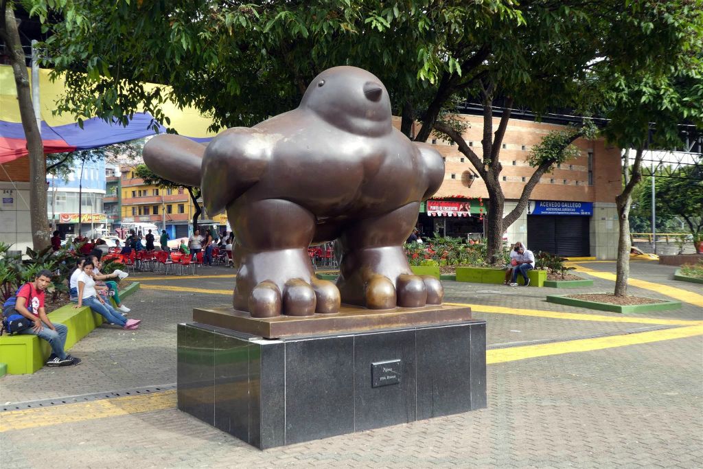 MEDELLIN - een standbeeld op het San Antonio plein gemaakt door kunstenaar, schilder en beeldhouwer Fernando Botero