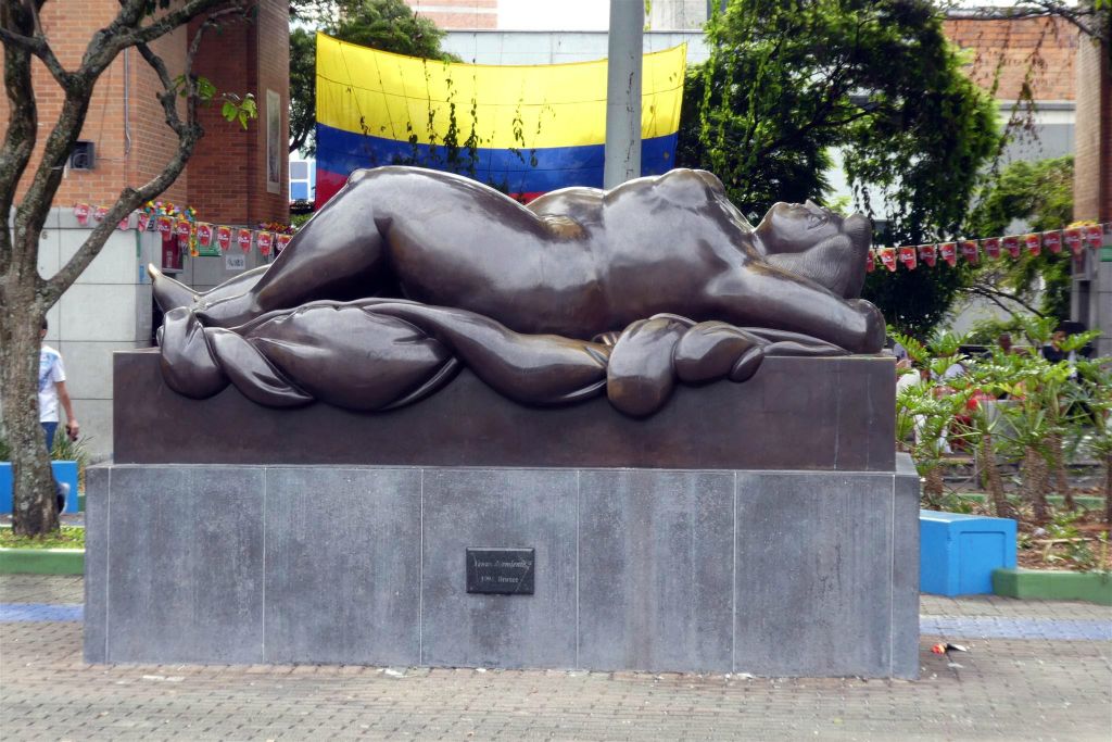MEDELLIN - een standbeeld op het San Antonio plein gemaakt door kunstenaar, schilder en beeldhouwer Fernando Botero