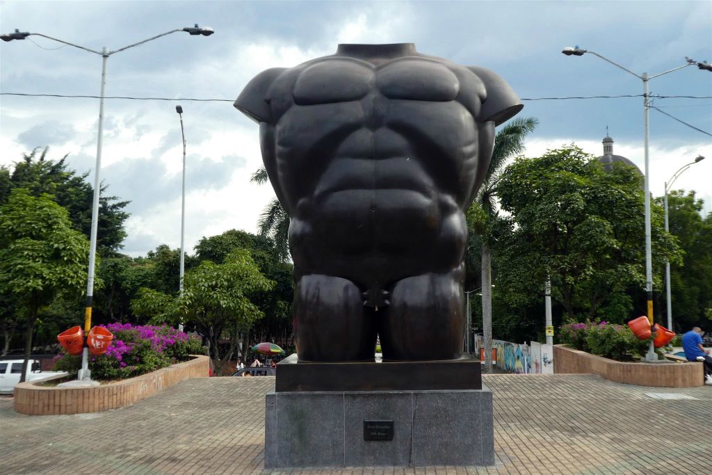 MEDELLIN - een standbeeld op het San Antonio plein gemaakt door kunstenaar, schilder en beeldhouwer Fernando Botero