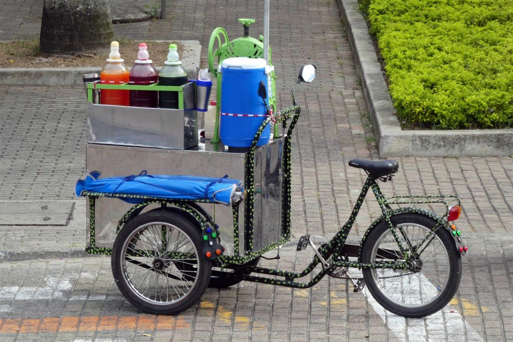 MEDELLIN - een bakfiets van een drankverkoper