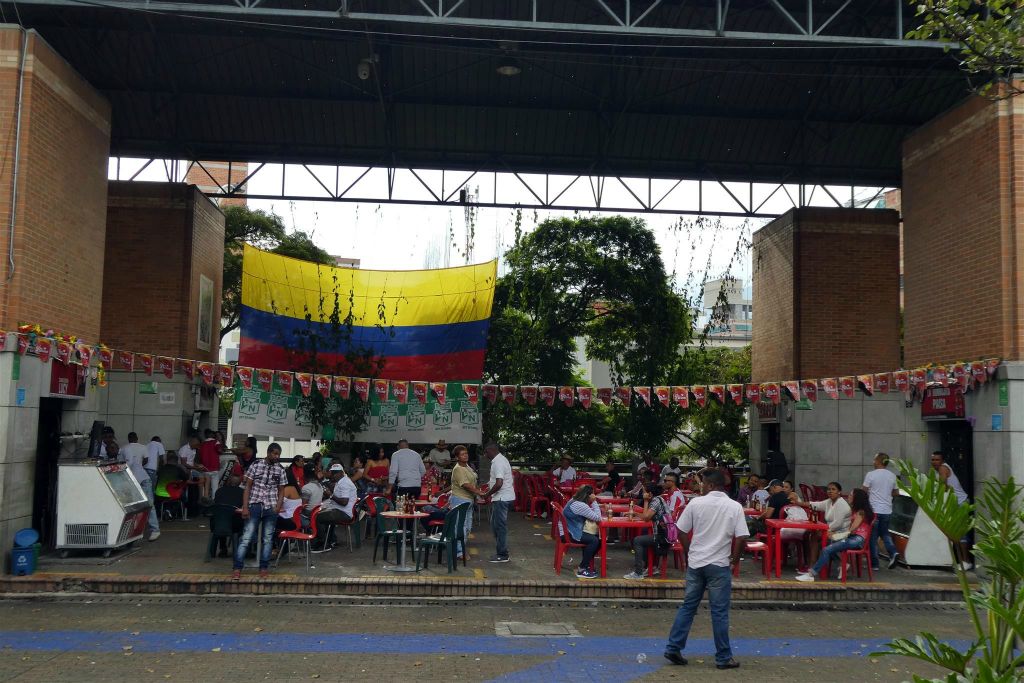 MEDELLIN - een feest bij het San Antonio plein