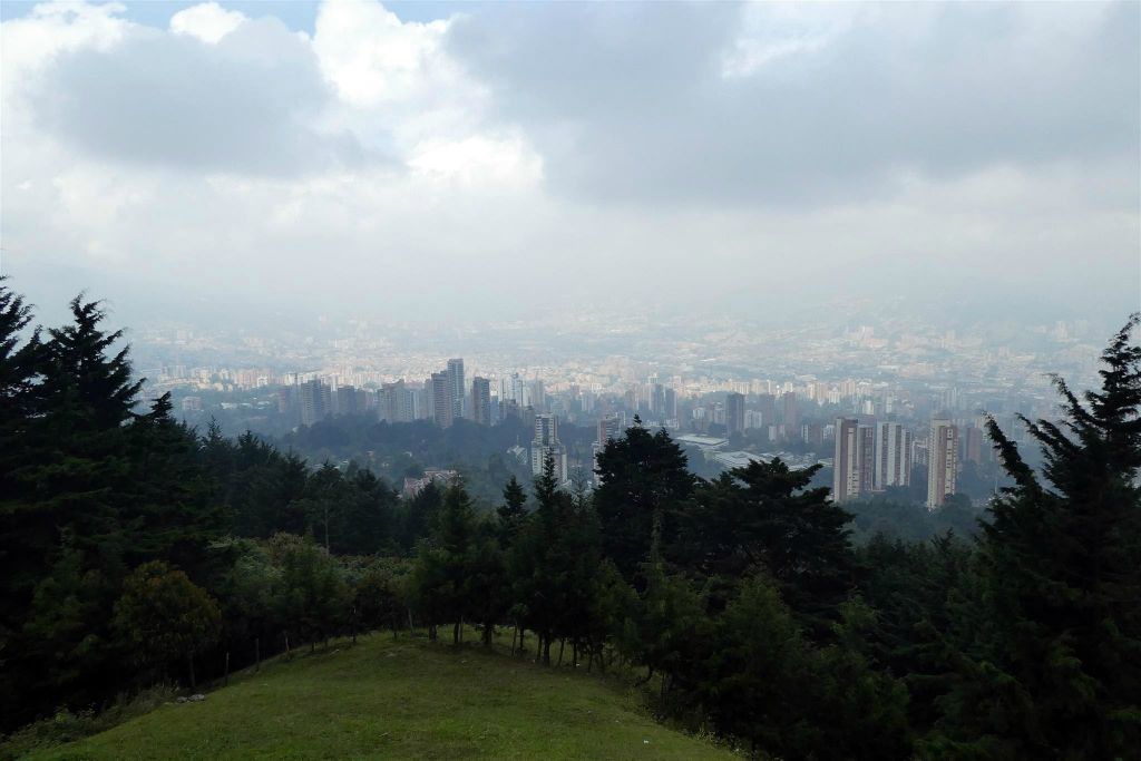 MEDELLIN - het uitzicht over Medellin bij een uitkijkpunt