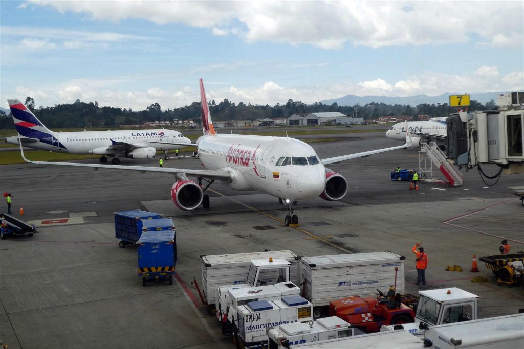 MEDELLIN - een Airbus A320 van de vliegmaatschappij Avianca waarmee we naar Santa Marta vliegen