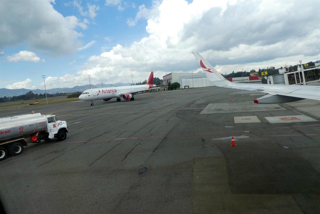 MEDELLIN - het vliegveld vanuit de Airbus A320 van de vliegmaatschappij Avianca waarmee we naar Santa Marta vliegen