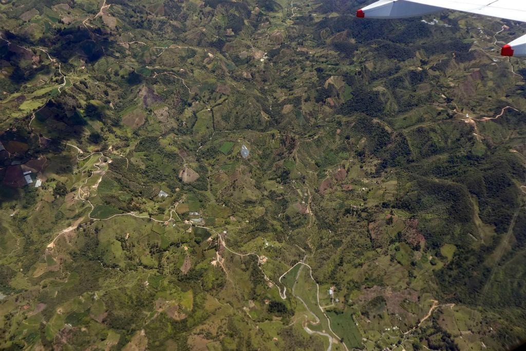 MEDELLIN -> SANTA MARTA - het uitzicht onderweg vanuit de Airbus A320 van de vliegmaatschappij Avianca waarmee we naar Santa Marta vliegen
