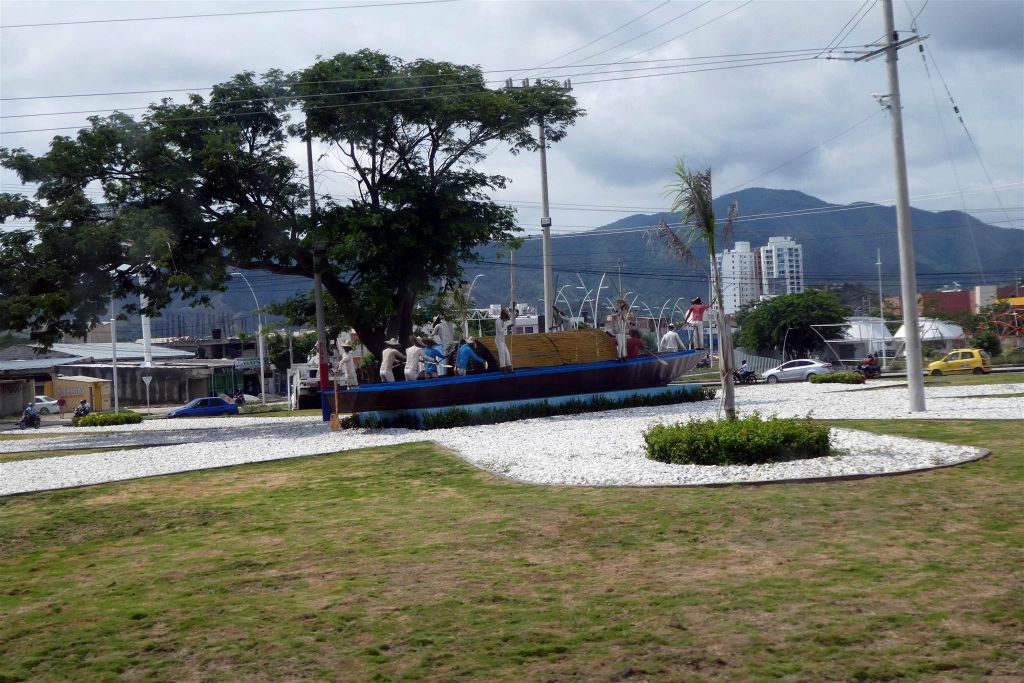 SANTA MARTA -> TAYRONA - een boot met beelden op een rotonde
