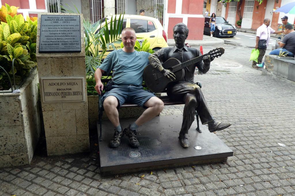 CARTAGENA - Carlos op een bank naast een standbeeld ter ere van de Colombiaanse componist en muzikant Adolfo Mejia Navarro (05-02-1905 - 06-07-1973)