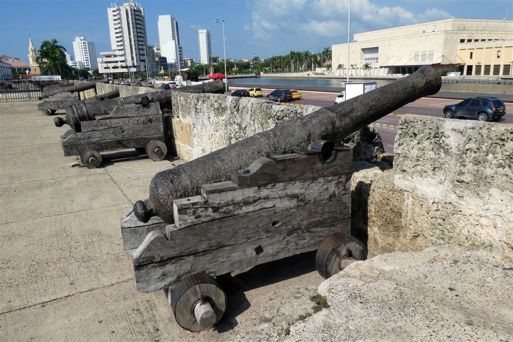 CARTAGENA - enkele kanonnen bij de oude stadsmuur