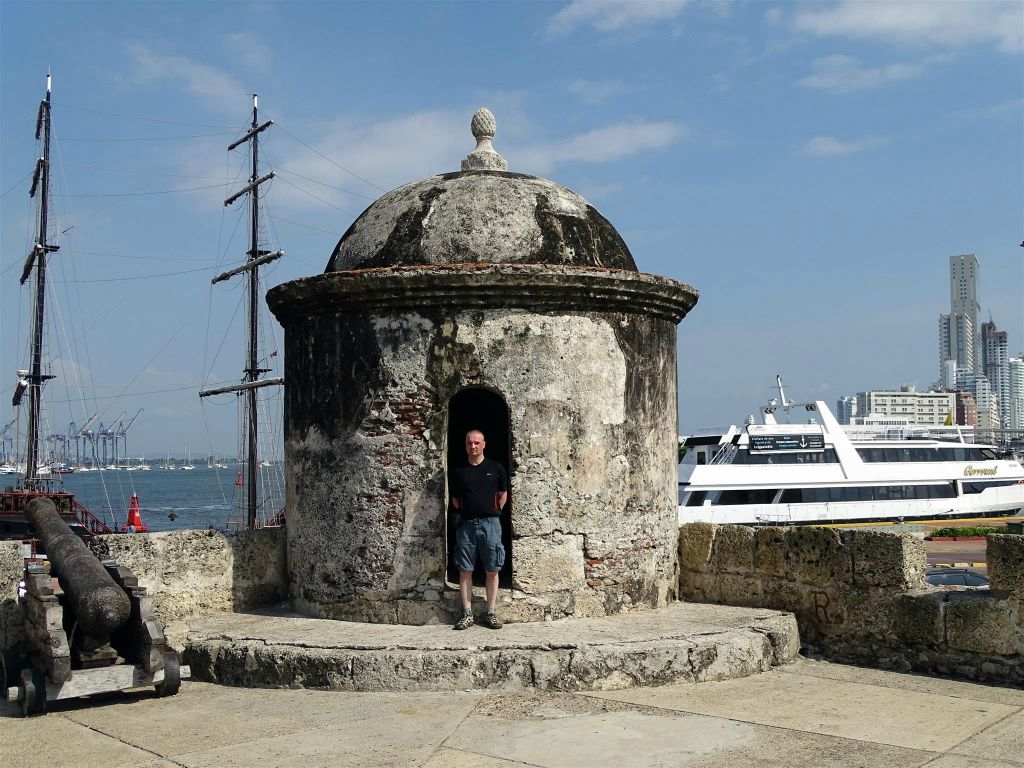 CARTAGENA - Carlos bij een verdedigingswerk bij de oude stadsmuur