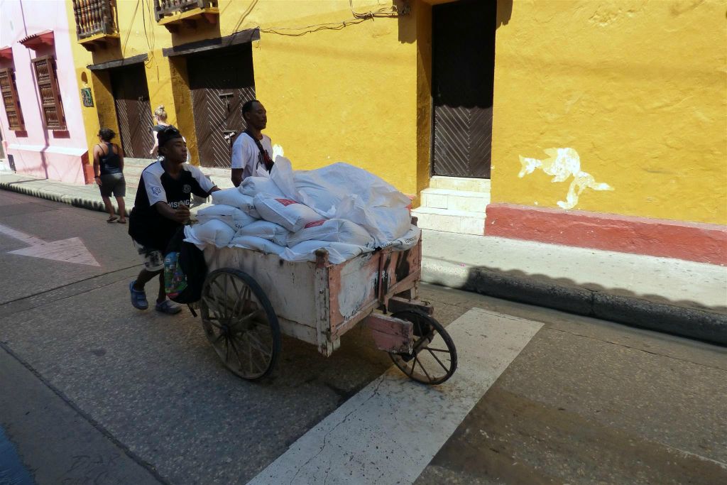 CARTAGENA - twee Colombianen met een kar