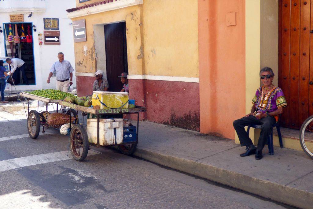 CARTAGENA - een man die kokosnootsap verkoopt