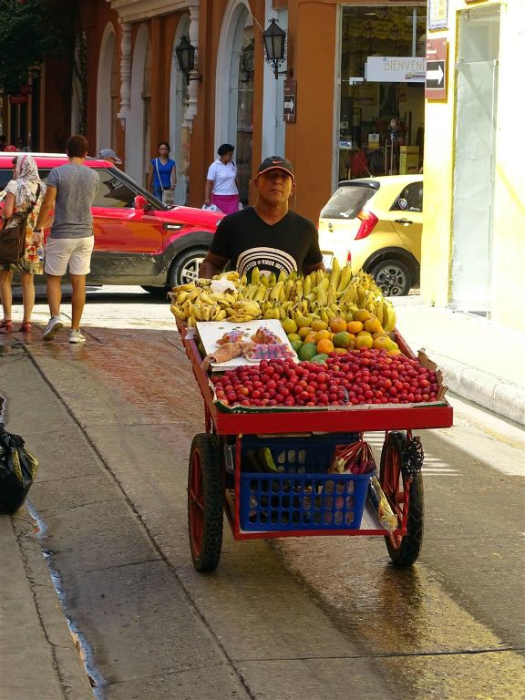CARTAGENA - een man met een fruitkar