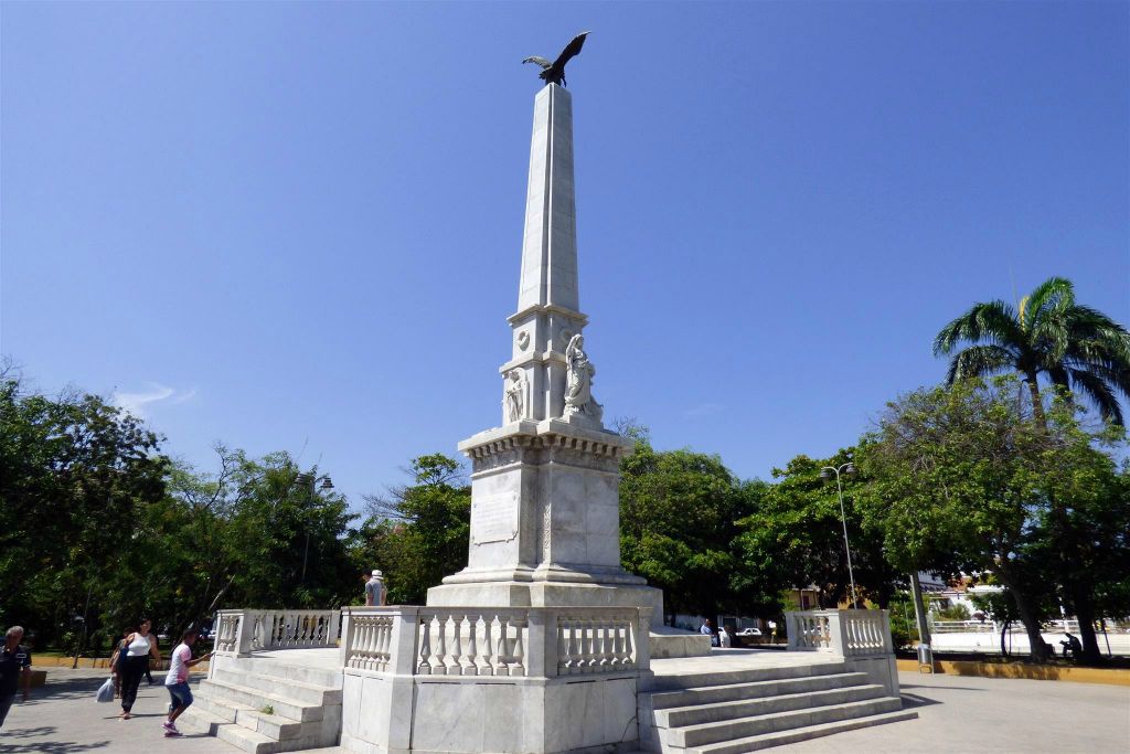 CARTAGENA - een obelisk in het Centennial park