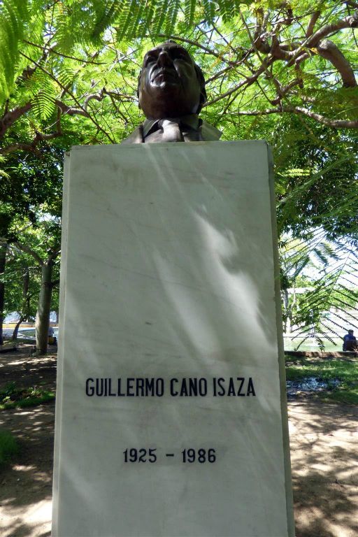 CARTAGENA - standbeeld  in het Centennial park ter ere van Guillermo Cano Isaza, een redacteur van het landelijk dagblad El Espectador