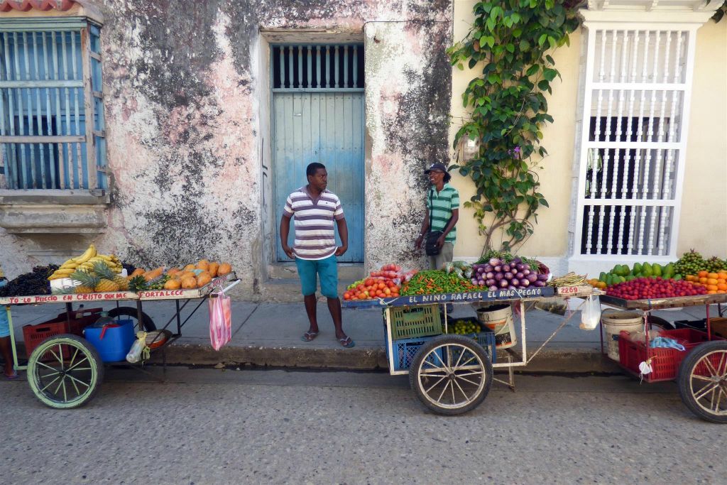 CARTAGENA - een paar fruit en groente karren