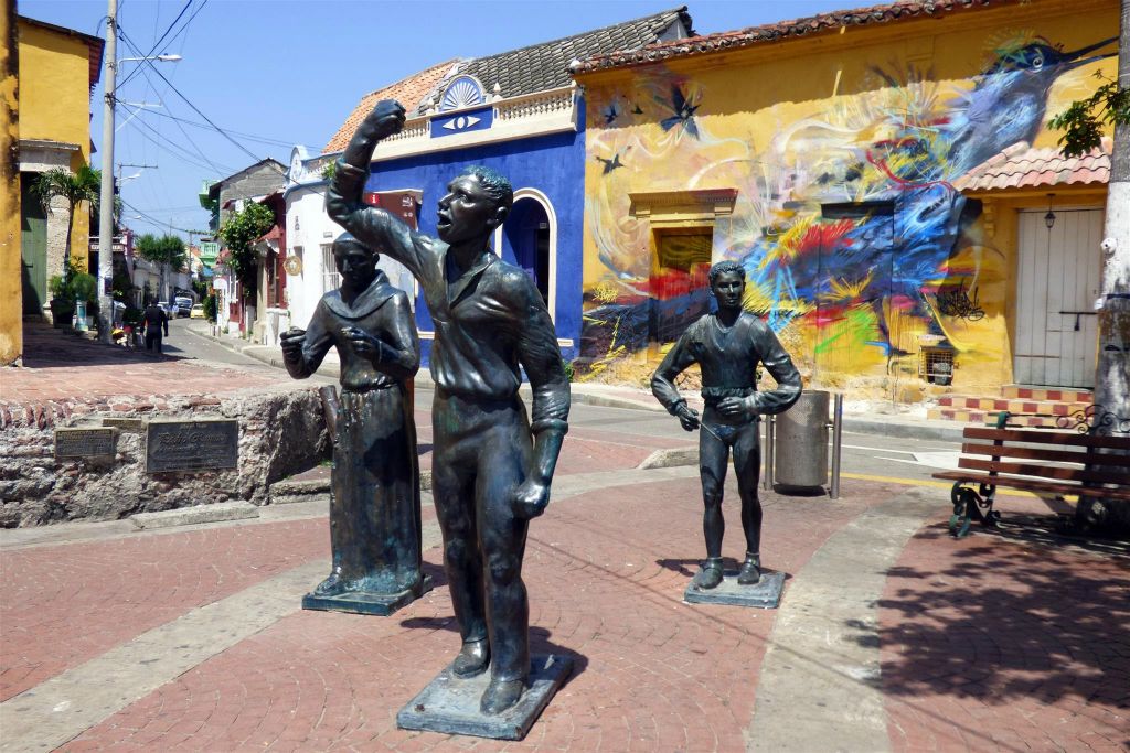 CARTAGENA - enkele standbeelden op het plein van de Heilige Drie-eenheid