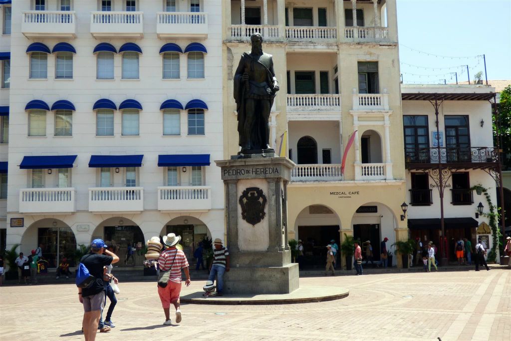 CARTAGENA - een standbeeld op het plein Plaza de los Coches ter ere van Pedro de Heredia, de oprichter van de stad Cartagena