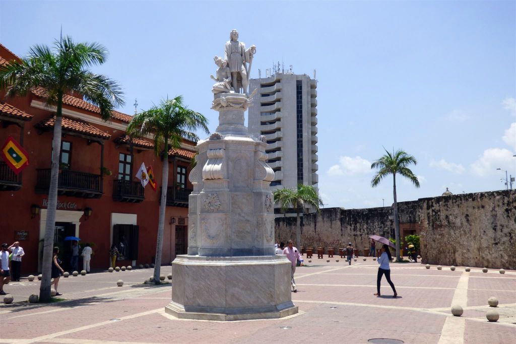 CARTAGENA -  een standbeeld op het plein Plaza de la Aduana ter ere van Christopher Columbus