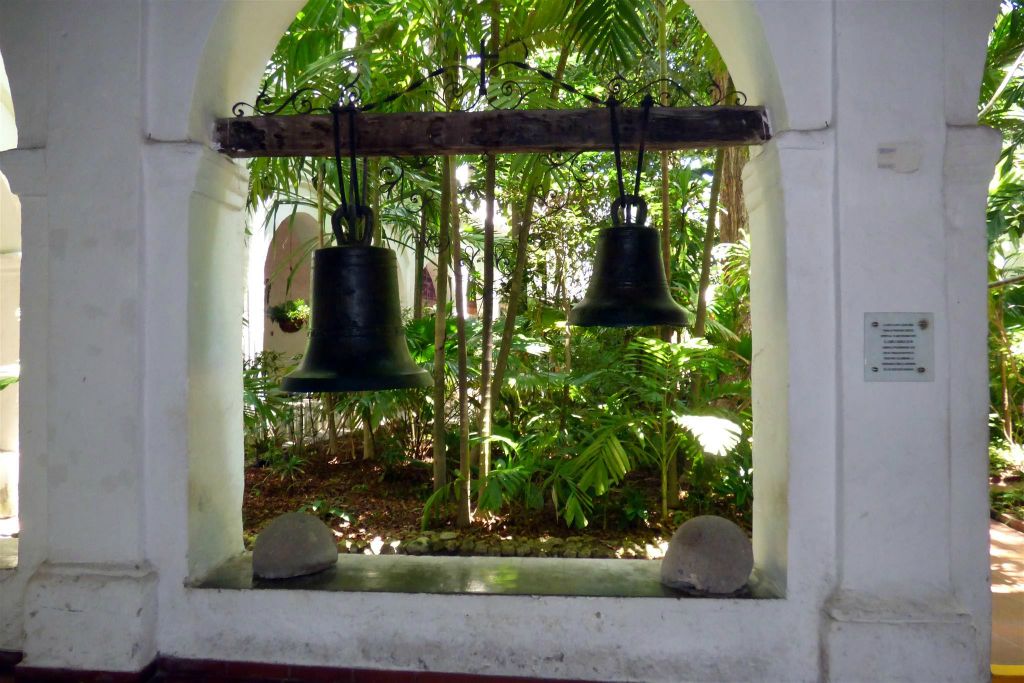 CARTAGENA - twee klokken bij het archeologisch museum van San Pedro Claver