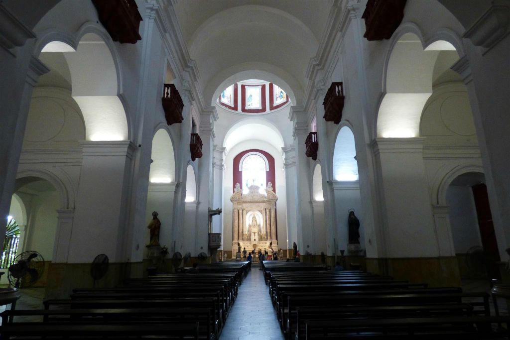 CARTAGENA - binnen in kerk van San Pedro Claver