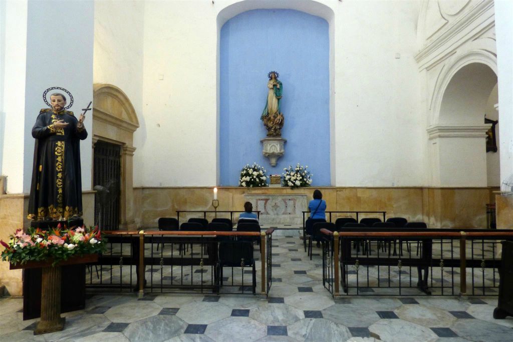 CARTAGENA - binnen in kerk van San Pedro Claver