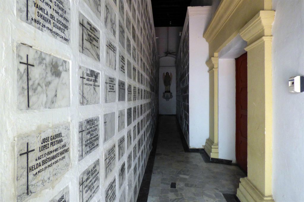 CARTAGENA - een ruimte met grafstenen bij de kerk van San Pedro Claver