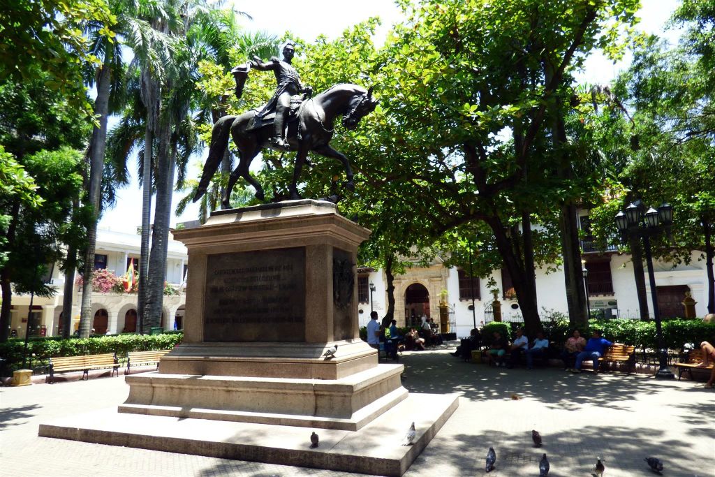 CARTAGENA - een standbeeld ter ere van Simon Bolivar in het park Bolivar